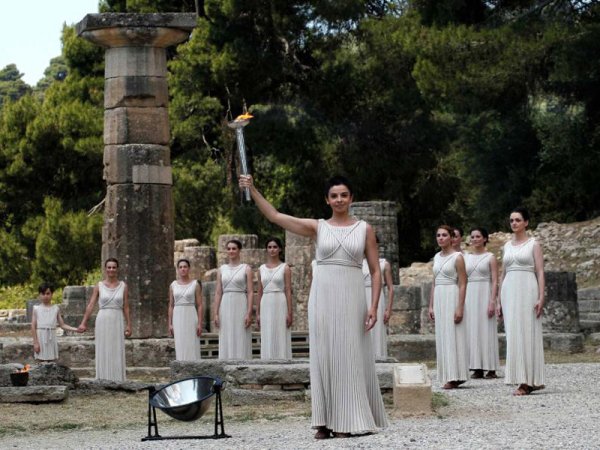 Церемония зажжения огня в Олимпии