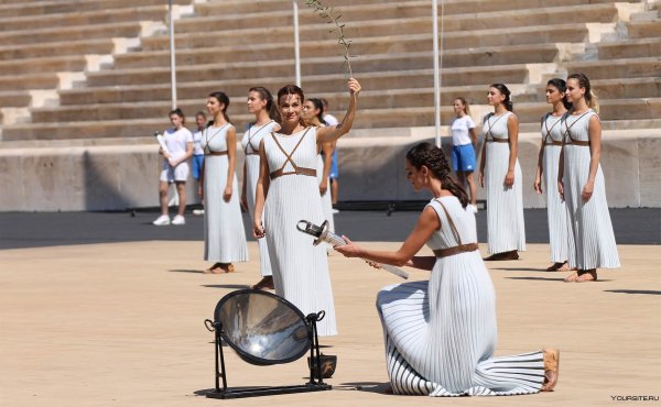 Зажжение олимпийского огня в Афинах