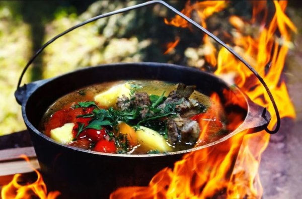 Шурпа в котелке на костре