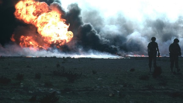 Солдат на фоне взрыва