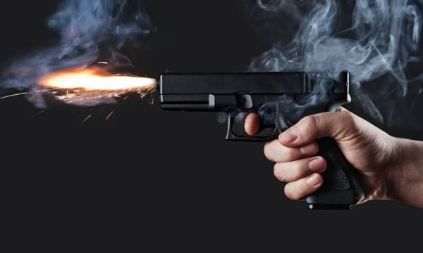 Пистолет стреляет