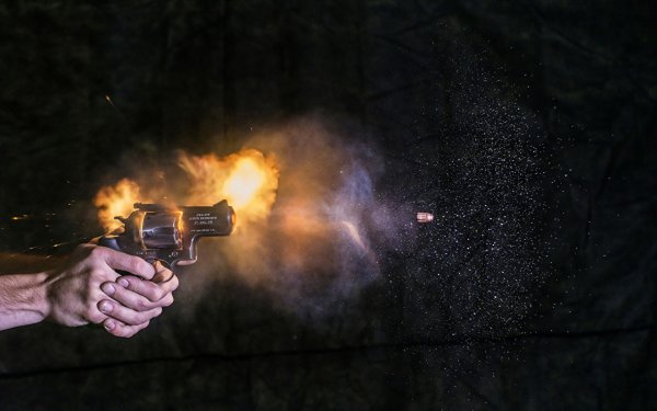 Выстрел из огнестрельного оружия