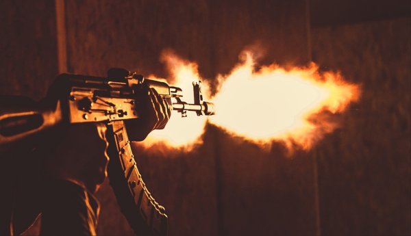 АК 47 стреляет