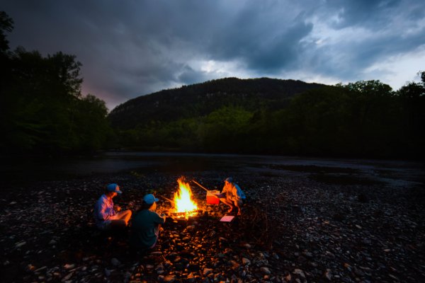 Костер у озера