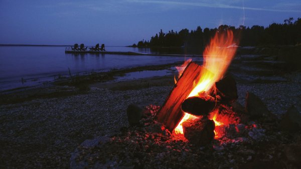 Костер на берегу