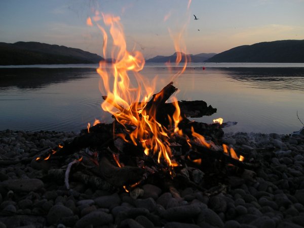 Костер на берегу реки