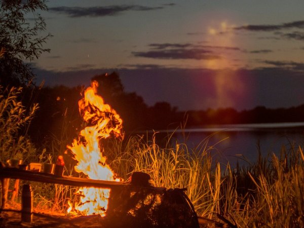 Костер на берегу реки