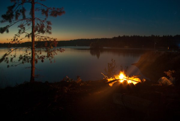 Костер на берегу озера