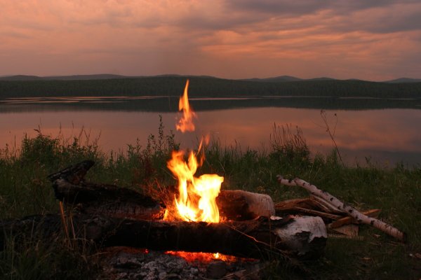 Костер у реки