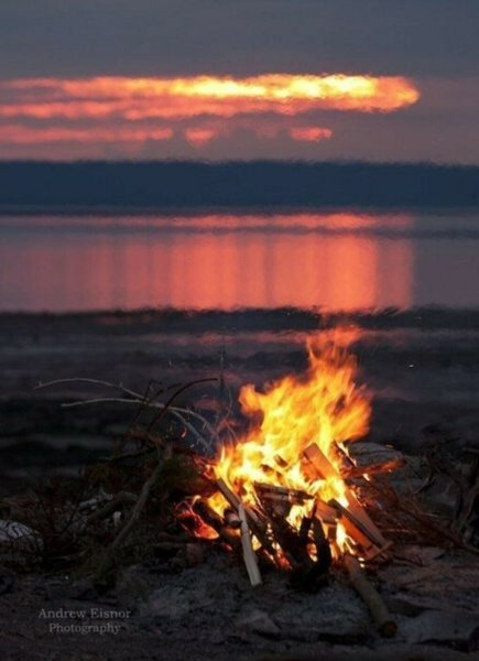 Костер на берегу моря