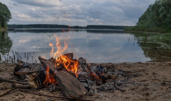 Костер на берегу