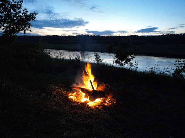 Костер на берегу реки вечером