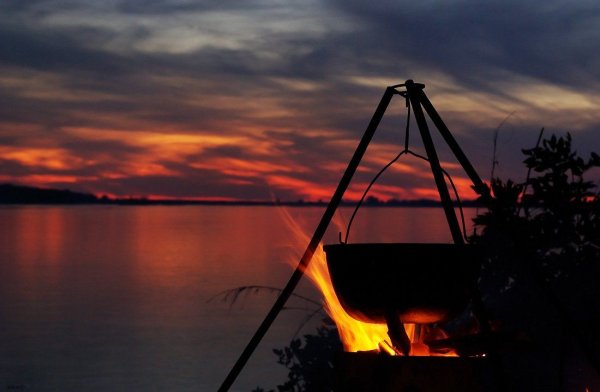 Палатка костер на берегу реки