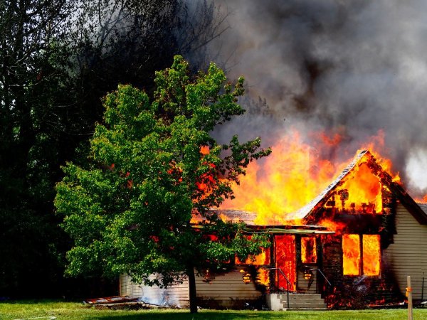 Горящий дом