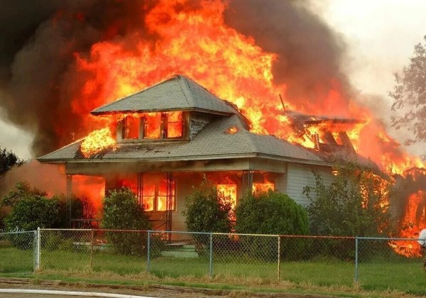Горит коттедж
