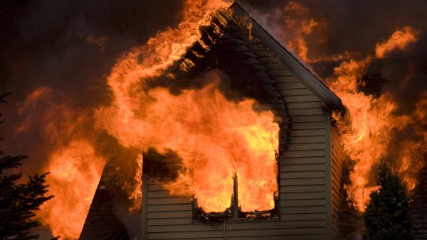 Фон с горящим домом