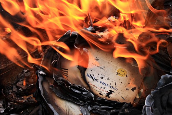 Бумага горит в огне