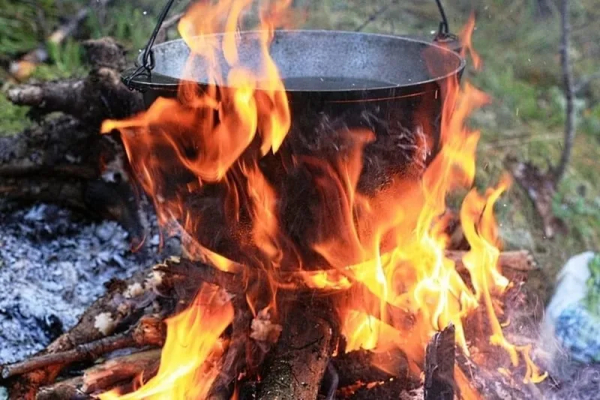 Котелок над огнем