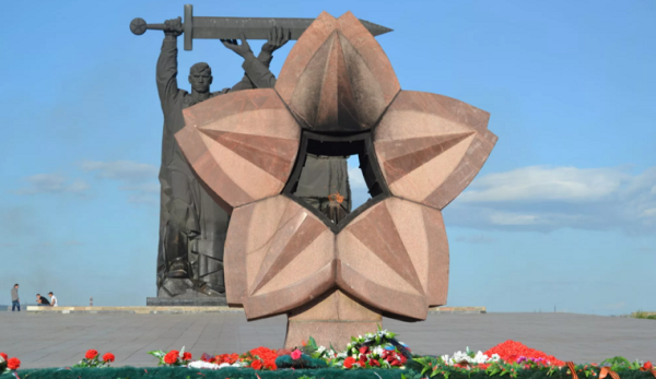 Тыл фронту в Магнитогорске с вечным огнем