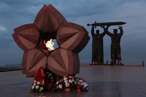 Монумент тыл фронту в Магнитогорске