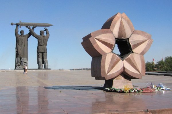 Тыл фронту в Магнитогорске с вечным огнем