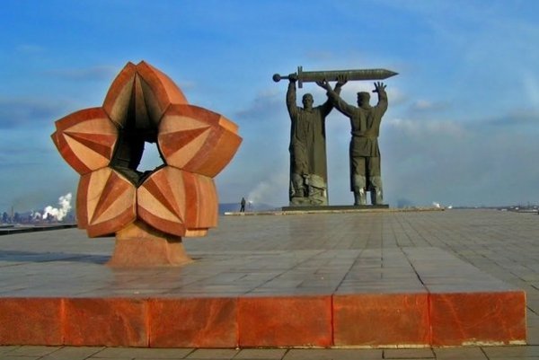 Тыл фронту в Магнитогорске с вечным огнем