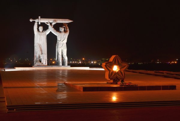 Памятник тыл фронту в Магнитогорске