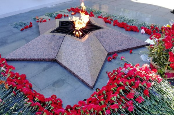 Памятник 50-летию Победы в Великой Отечественной войне