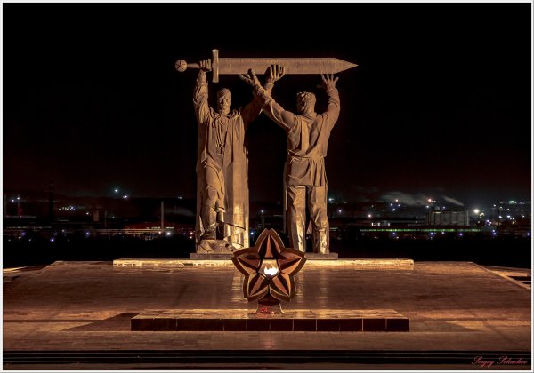 Памятник «тыл — фронту» в городе Магнитогорске.