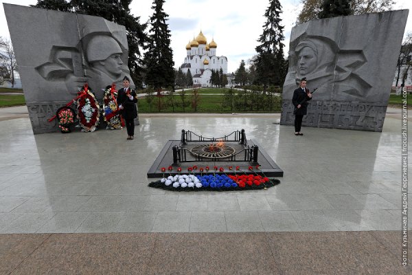 Монумент вечный огонь в Ярославле