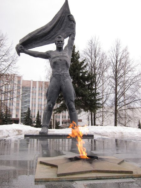Памятник у вечного огня Ижевск