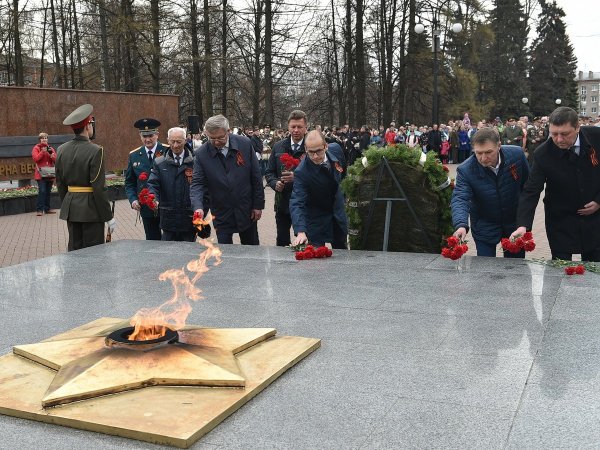 Возложение цветов к Вечному огню Ижевск