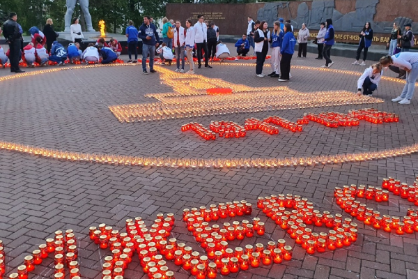 Акция свеча памяти возле памятника