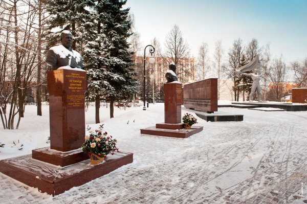 Памятник Калашникову в Ижевске вечный огонь Ижевск