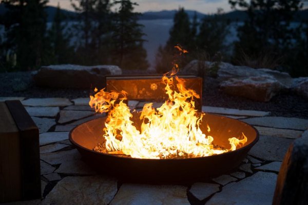 Костровая чаша у дома