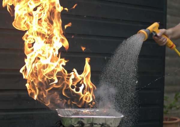 Тушение огня водой