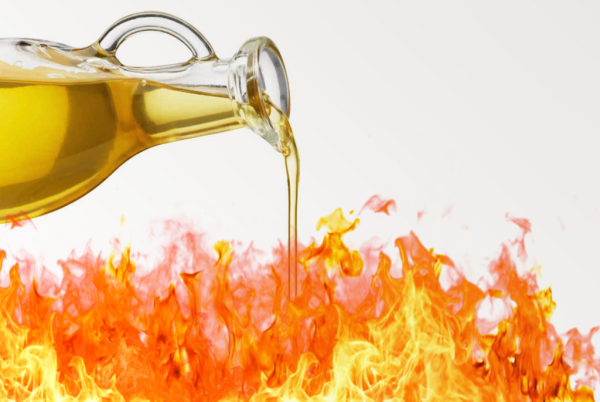 Человек подливает масло в огонь