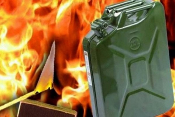 Канистра с бензином и огонь