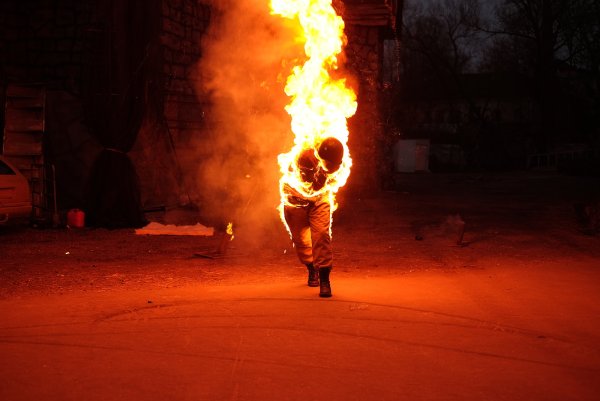 Пожарный горит