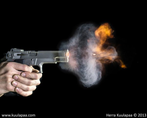 Пистолет стреляет