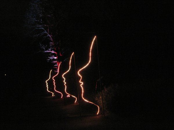 Красные огни в темноте