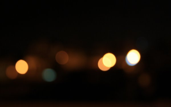 Световые блики на черном фоне