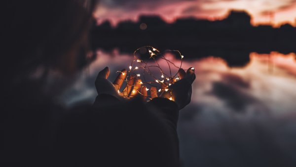 Гирлянда в руках