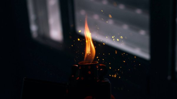 Горящая зажигалка в темноте