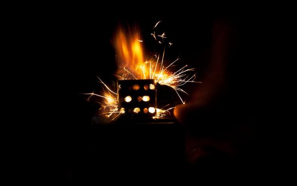 Зажигалка на черном фоне