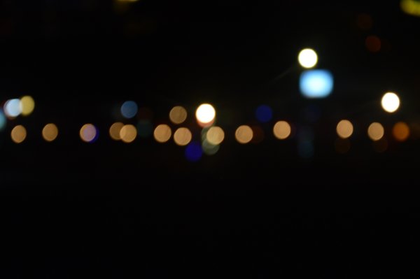 Световые блики на черном фоне