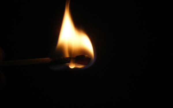 Горящая спичка в темноте