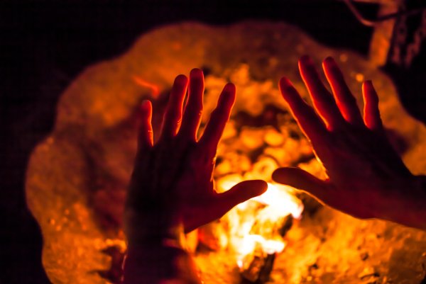 Ладони у костра