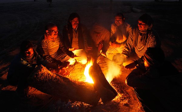 Греются у костра