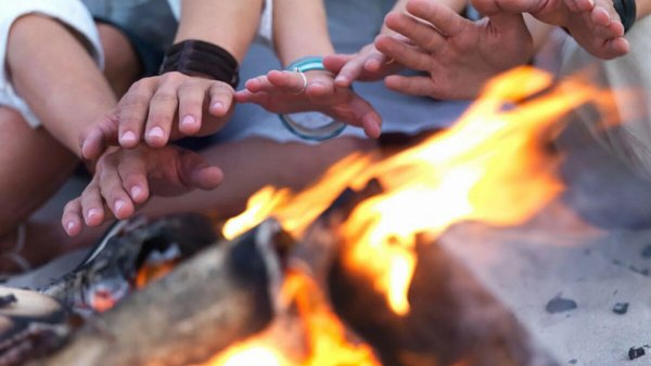 Греются у костра